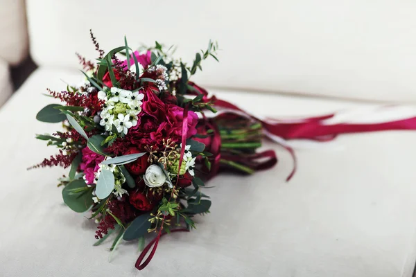 Весільний букет з троянд, рунункулів і півоній лежить на білому с — стокове фото