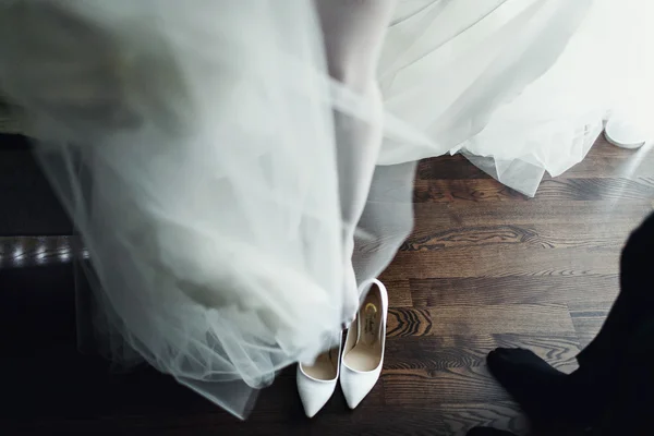 A menyasszonyi ruha fehér cipő — Stock Fotó