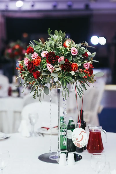 Bruiloft tabel met drankjes versierd met bouquet van rozen en gr — Stockfoto