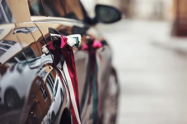 Zwarte auto handvat versierd met linten — Stockfoto