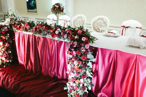 Le bouquet de roses rouges, de pionies et de ranunculus dans le cadre de wedd — Photo