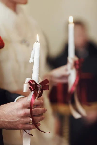 Velas em fitas vermelhas e brancas brilham — Fotografia de Stock