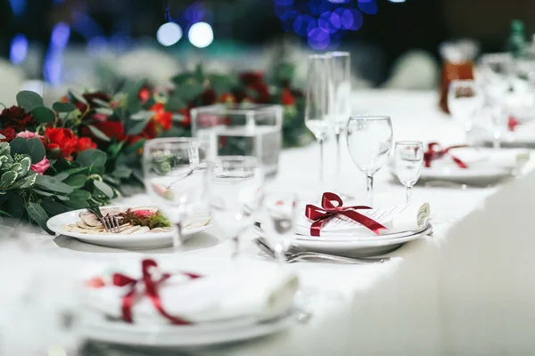 Verres vides dans le restaurant avant le mariage — Photo