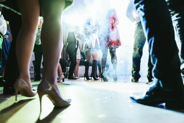 Menschen tanzen während der Hochzeitsfeier im Rauch — Stockfoto