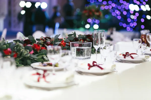 Witte tafel set met lege wijnglazen — Stockfoto