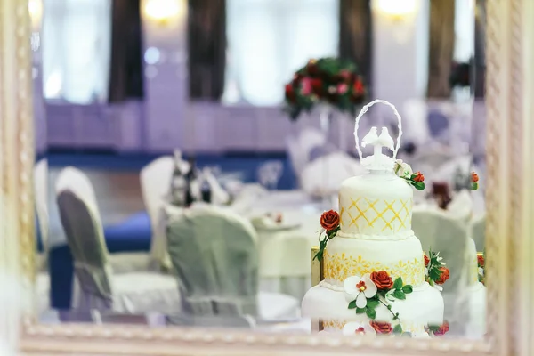 Fehér, vörös és fehér virágokkal díszített esküvői torta — Stock Fotó