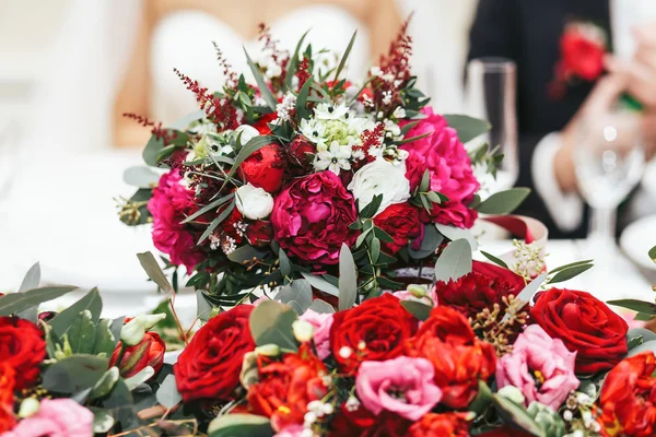 Decoratie van de bloem van de pasgetrouwden tafel in het restaurant — Stockfoto