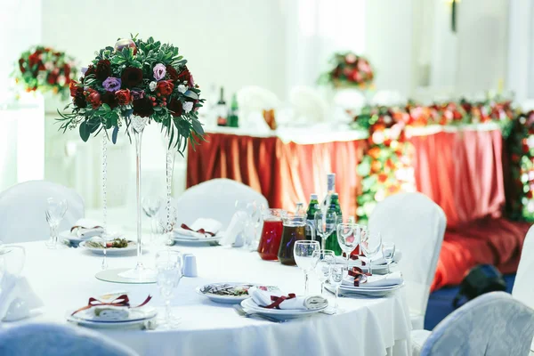 Mesas de boda en el restaurante decoradas con ramos rojos — Foto de Stock