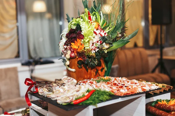 Appetizer table decorated in the ethnic style — Stock Photo, Image