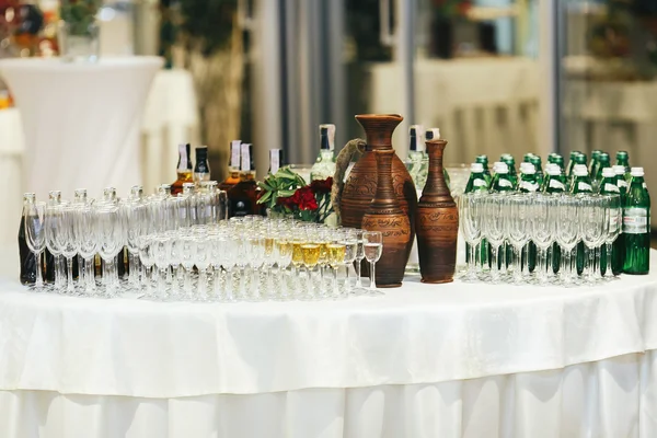Bufet s vodou, gruzínské víno a prázdné pohárky — Stock fotografie