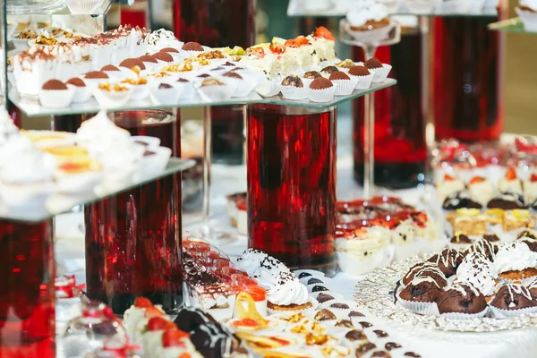 Wazony z czerwonej wody jako wystrój deseru w formie bufetu — Zdjęcie stockowe