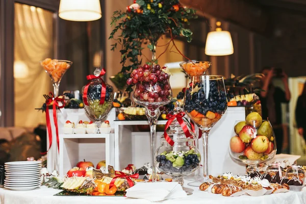 Вкусный сладкий шведский стол с пирожными — стоковое фото