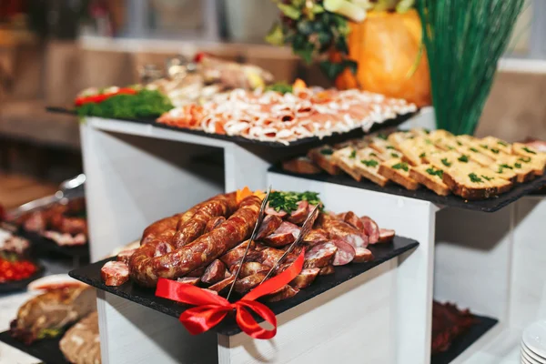 Piatti di carne infilati per una tavola nuziale — Foto Stock