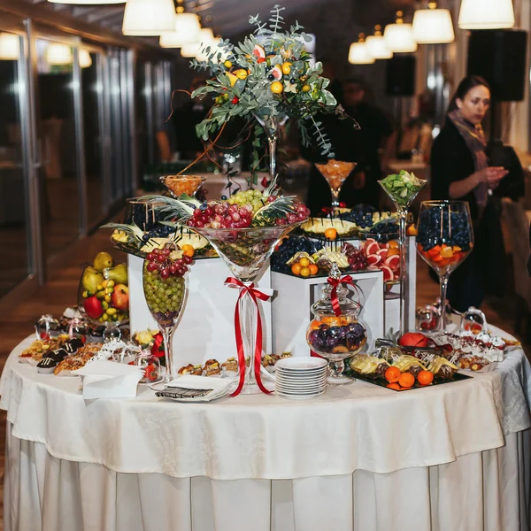 Délicieux fruits servis sur un buffet — Photo