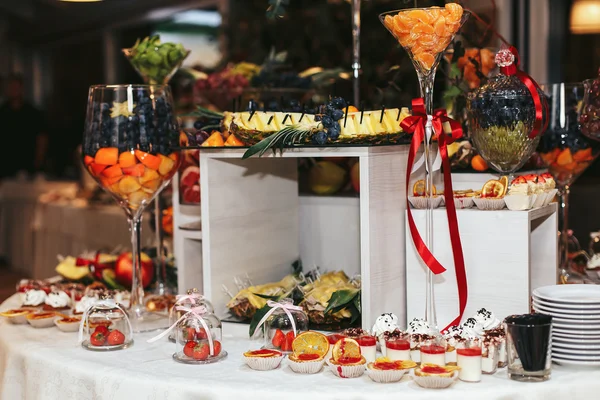 Buffet de mariage avec cupcakes et fruits — Photo