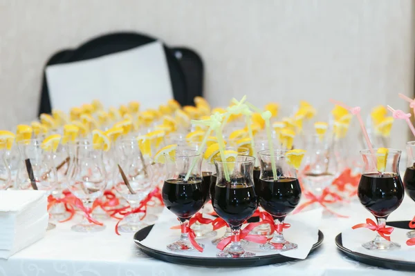 Grzane wino z pomarańczą stoi na stole napój — Zdjęcie stockowe