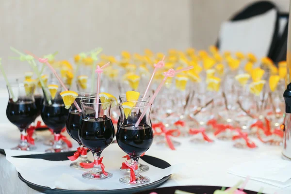 Dwaas wijnglazen versierd met oranje staan op de lade — Stockfoto