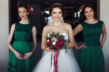 Yeşil elbiseler nedime gelinle 