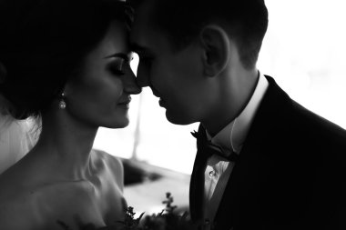 Gelin ve nişanlısı birbirlerine burun touch 