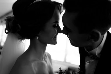 Önce bir öpücük nişanlısı ve gelin arasında gülümse