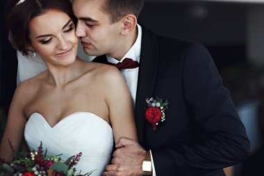 Nişanlısı gelini arkadan sarılarak 