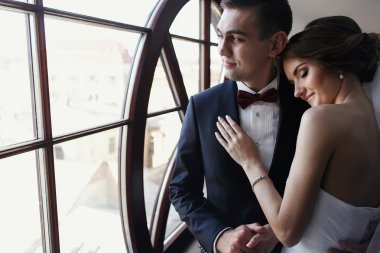 Gelin Damat omuz w önünde başını koymak