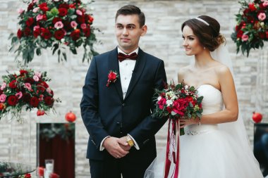Gelin ve damat nişan ceremon sırasında gülümseyerek ayağa