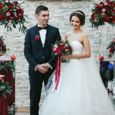 Ceremon sırasında bir nişanlısını dururken gelin görünüyor