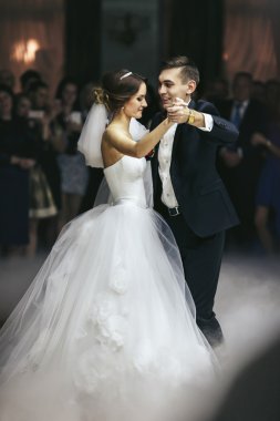 Koridorun ortasında sadece evli vals