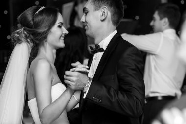 Dans ederken sadece evli gülmek 