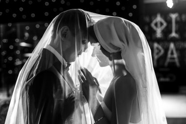 Sadece evli dans bir örtü ile kapalı olmak 