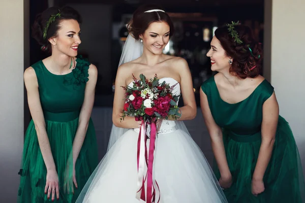 Novia con damas de honor curiosas en vestidos verdes —  Fotos de Stock