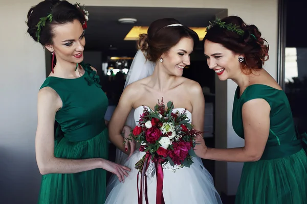 Подружки невесты смеются над невестой — стоковое фото