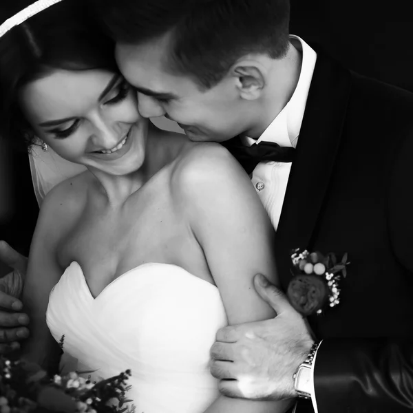 Prometido abraza hombro de novia y sonríe —  Fotos de Stock