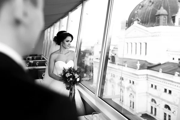 Menyasszony úgy néz ki, átgondolt, ki az ablakon, az utca-és városrészlet — Stock Fotó