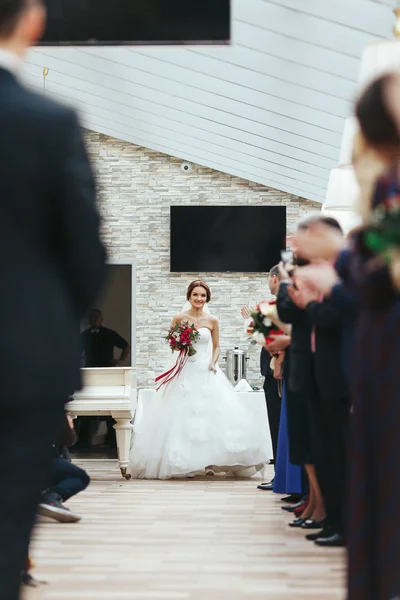 Menyasszony séta a folyosón a vendégek között — Stock Fotó