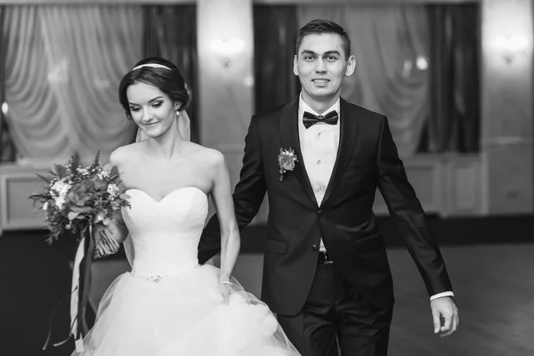Fiance sonríe a la cámara mientras lleva a la novia al primer dan — Foto de Stock