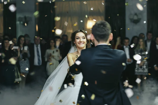 Braut lächelt beim Tanz im Konfettiregen — Stockfoto
