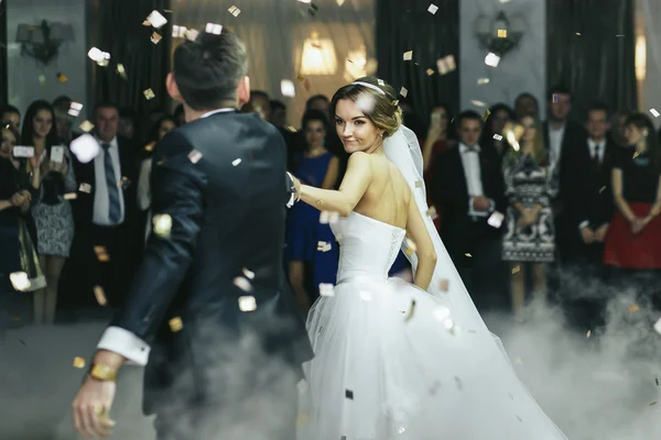 Os recém-casados dançam na fumaça e na chuva de confetes — Fotografia de Stock