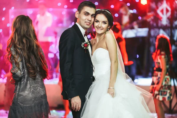 Yeni evliler poz dans eden insanlar arasında — Stok fotoğraf
