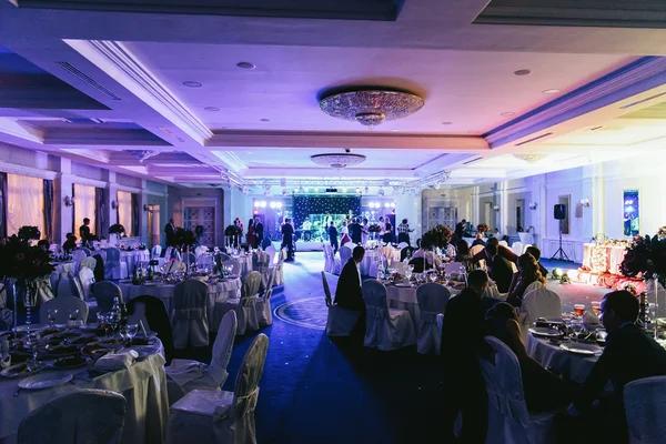 People sitting in the neon lights during the wedding party — Stock Photo, Image