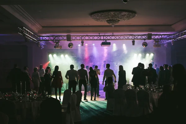 Gente bailando en las luces de neón durante la fiesta de bodas —  Fotos de Stock