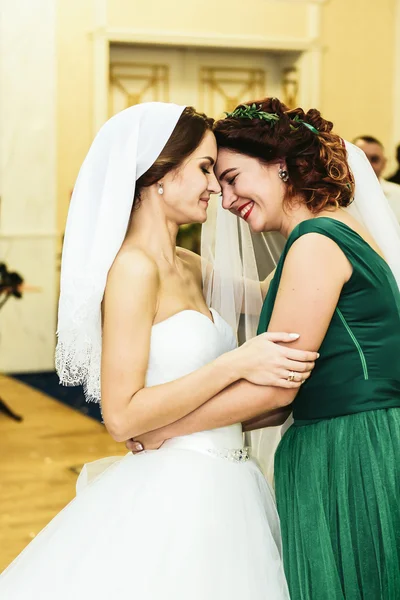 Bride and her friend cry while putting on a veil — Stock Photo, Image