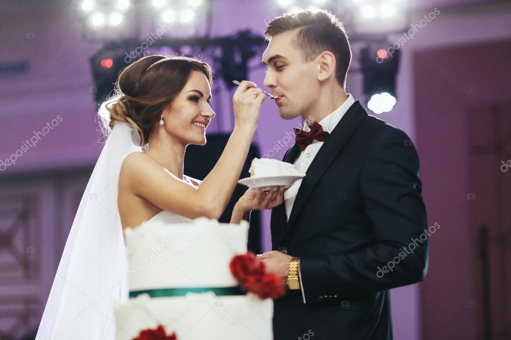 Bride treat a fiance with a wedding cake 