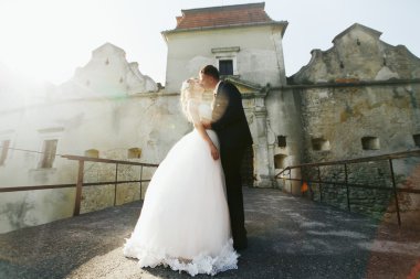 Eski kalenin girişinde önce bir gelin damat kisses 