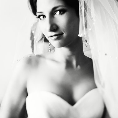 Parlayan gelin duvak içinde gizemli görünüyor