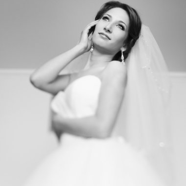 Yüzünü bir kol ile tutarak gelin gökyüzüne baktı 