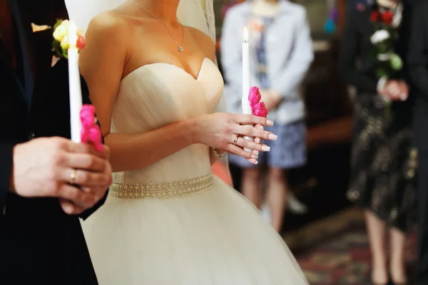 Narzeczona i narzeczony trzymać świece podczas ceremonii ślubnej — Zdjęcie stockowe