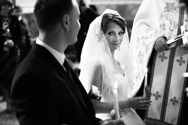 Braut mit Spitzentuch sieht Verlobten bei der Hochzeit an — Stockfoto