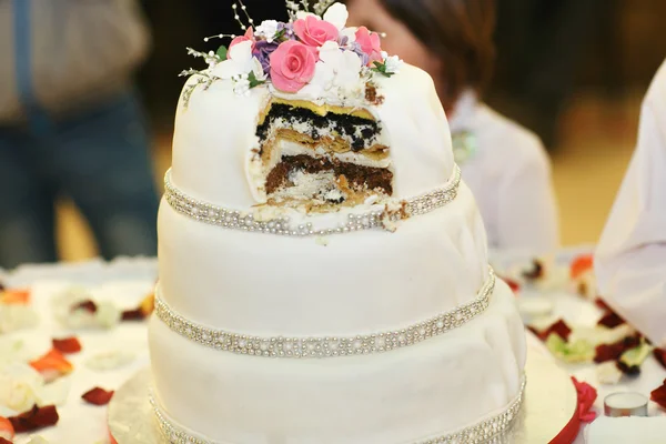 Pastel de boda después de probar una primera paz — Foto de Stock